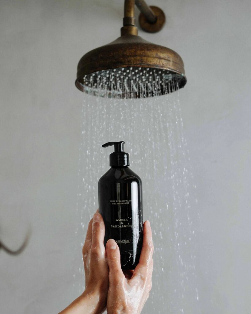 Gel douche Bath & Body Cerería Mollá Amber & Sandalwood sous la douche